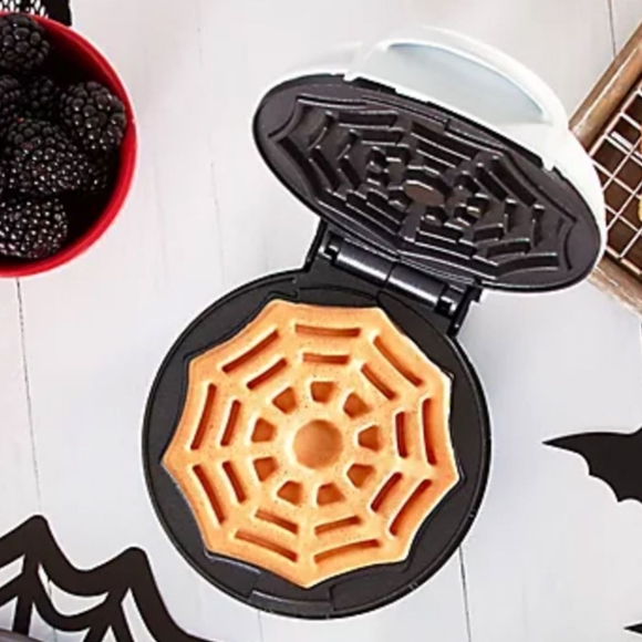 Spiderweb Mini Waffle Maker - Picture 3 of 3